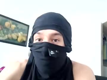 Yeisongomezz Chaturbate stream image from April 15, 2025