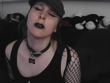 Urshearsecurse Chaturbate stream image from April 16, 2025