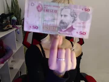 Itslinlin Chaturbate stream image from April 16, 2025