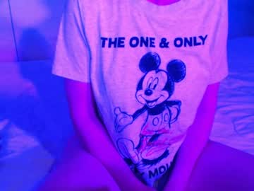 Heavenlykiss Chaturbate stream image from April 16, 2025