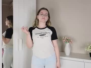 Cloverelletta Chaturbate stream image from April 16, 2025