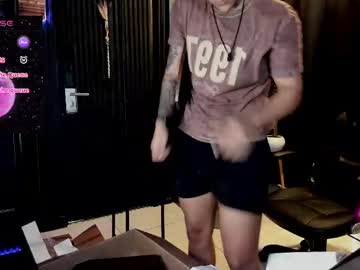 Zhoestrong Chaturbate stream image from April 16, 2025