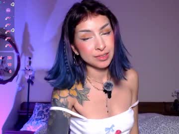Mooncinna Chaturbate stream image from April 16, 2025