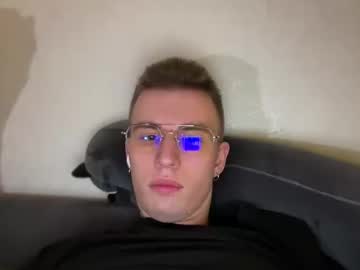 Darkscrubs Chaturbate stream image from April 17, 2025