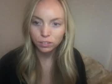 Lunabronx Chaturbate stream image from April 17, 2025