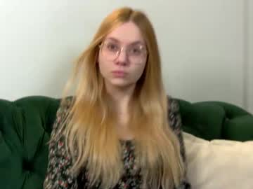 Adelenberry Chaturbate stream image from April 17, 2025