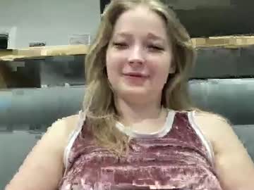 Charmingsarahh Chaturbate stream image from April 17, 2025