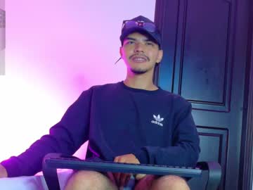 Axcellfox Chaturbate stream image from April 17, 2025