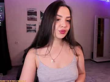 Hotmialovee Chaturbate stream image from April 17, 2025