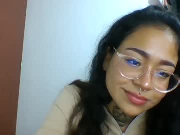 Honeybluee Chaturbate stream image from April 18, 2025