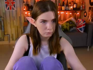 Aliceinredsquare Chaturbate stream image from April 18, 2025