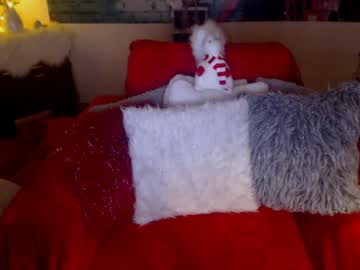 Divineblond Chaturbate stream image from April 18, 2025
