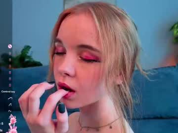 Elvacrute Chaturbate stream image from April 19, 2025