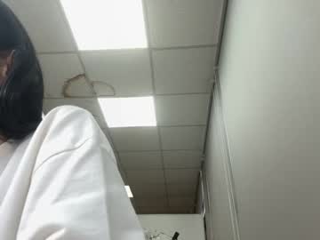Foxyli84 Chaturbate stream image from April 20, 2025