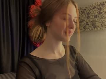 Candychloew Chaturbate stream image from April 20, 2025