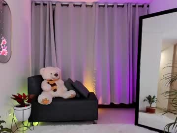 Roxie_Gates Chaturbate stream image from April 21, 2025