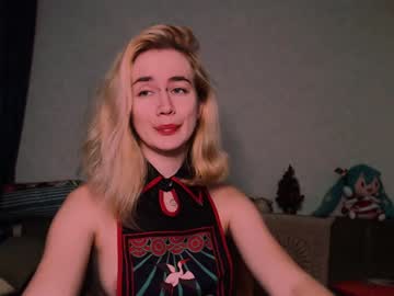 Carinfox Chaturbate stream image from April 21, 2025