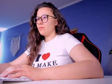 Laratacker Chaturbate stream image from April 21, 2025