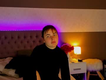 Lunaheadly Chaturbate stream image from April 21, 2025
