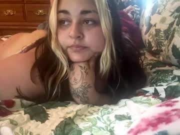 Lilcandybits Chaturbate stream image from April 21, 2025