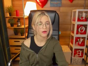 Moon13152 Chaturbate stream image from April 21, 2025