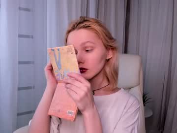 Blondyliluu Chaturbate stream image from April 22, 2025