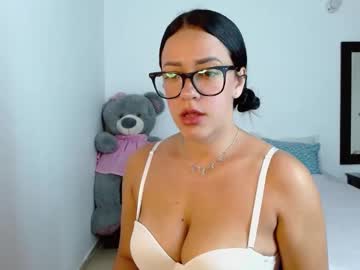 Lunayois02 Chaturbate stream image from April 22, 2025