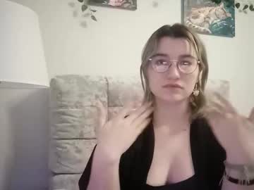 Kristenhall Chaturbate stream image from April 22, 2025