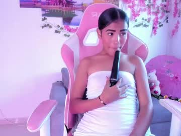 Bella_Browm Chaturbate stream image from April 22, 2025