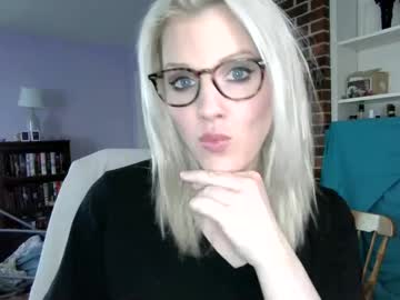 Holly_Bourbon Chaturbate stream image from April 22, 2025
