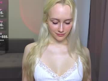 Caseylabow Chaturbate stream image from April 23, 2025