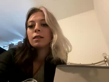 Ellybubs Chaturbate stream image from April 23, 2025