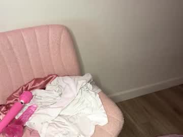 Queenbeefindom Chaturbate stream image from April 24, 2025