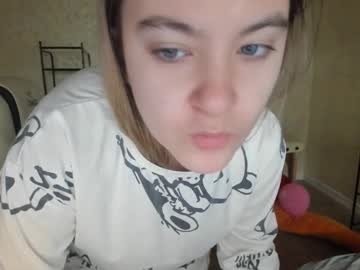 Fluffyyummybuns Chaturbate stream image from April 24, 2025