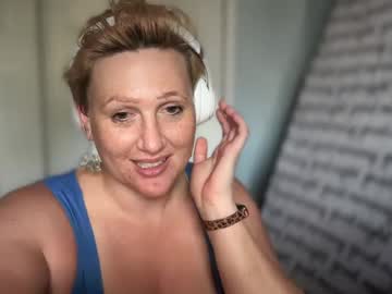 Newkitttyplayground Chaturbate stream image from April 24, 2025