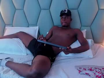 Andrewlandazuri Chaturbate stream image from April 25, 2025