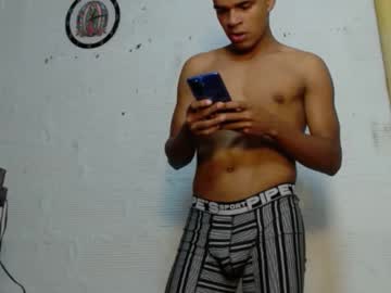 Santi_Hot02 Chaturbate stream image from April 25, 2025
