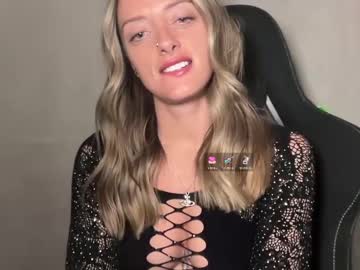 Lunarrosex Chaturbate stream image from April 25, 2025