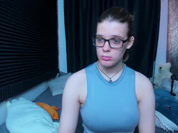 Kiki_Krash Chaturbate stream image from April 27, 2025
