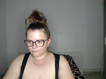 Iloveyyuu Chaturbate stream image from April 27, 2025