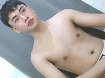 Julliene_69 Chaturbate stream image from April 28, 2025