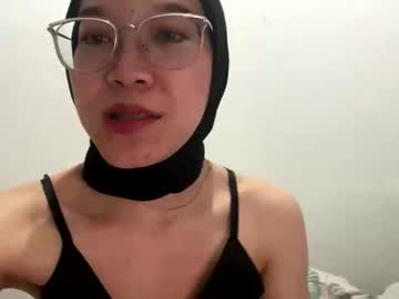 Heylilies Chaturbate stream image from April 29, 2025