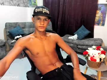 Brandonstonexl Chaturbate stream image from April 30, 2025