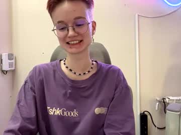 Kiki_Blue_Eyes Chaturbate stream image from April 30, 2025