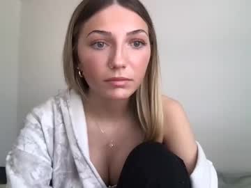 Emiefox2 Chaturbate stream image from April 30, 2025