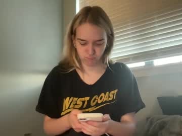Saraluvvs Chaturbate stream image from April 30, 2025
