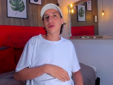 Alextampoo Chaturbate stream image from May 02, 2025