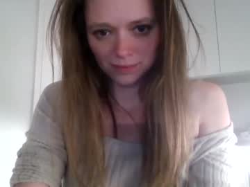 Pixiehole4u Chaturbate stream image from May 03, 2025