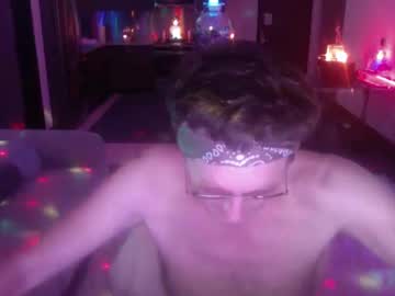 Geezwiz Chaturbate stream image from May 04, 2025