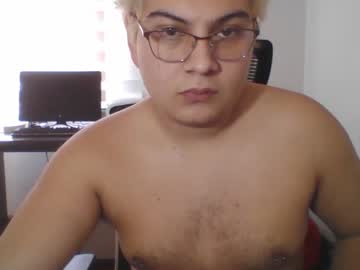 Strawberryboo Chaturbate stream image from May 05, 2025